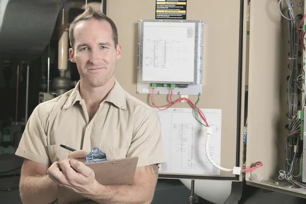 Air Conditioner Reparatie Man op het werk — Stockfoto