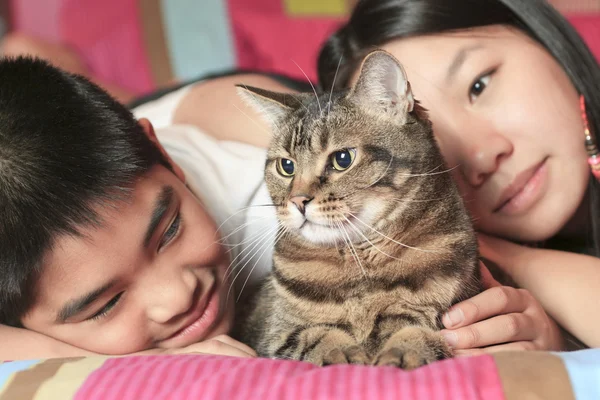 Asiatique enfant couché sur sa chambre avec chat — Photo