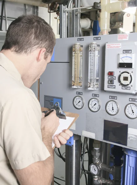 Ar condicionado Reparador Homem no trabalho — Fotografia de Stock