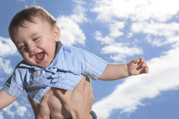 Padre y su hijo sobre el cielo —  Fotos de Stock