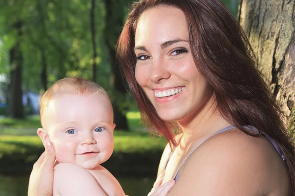 Mother with is baby on a beautiful forest — Stock Photo, Image