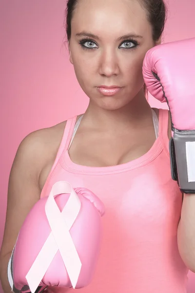 분홍색 배경에 유방암 기호에 대 한 싸움 — 스톡 사진