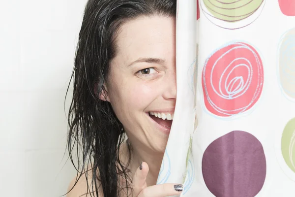 Ducha mujer. Feliz mujer sonriente lavándose el hombro duchándose en — Foto de Stock