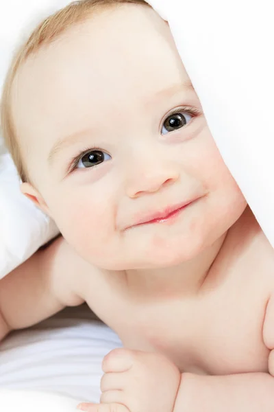 Bébé garçon jouant sur le lit parent — Photo