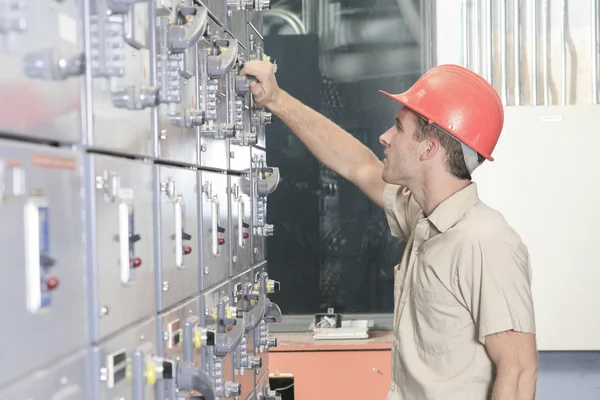 Air Conditioner naprawy człowieka w pracy — Zdjęcie stockowe