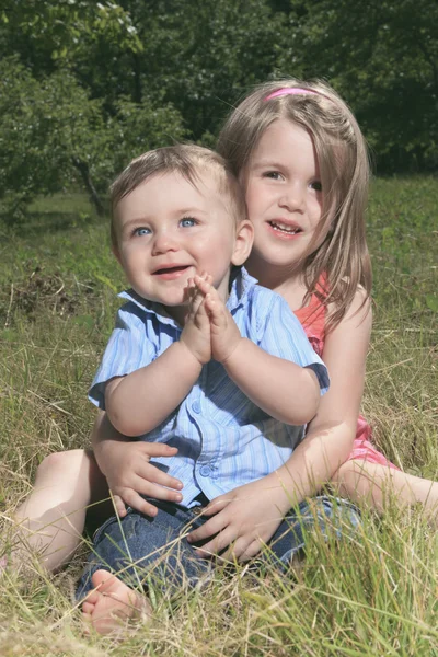 Porträt zweier Familienmitglieder. Bruder und Schwester. — Stockfoto