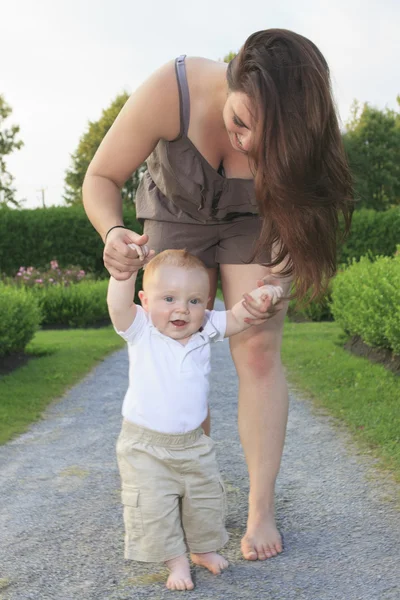 En mor walking baby skog — Stockfoto