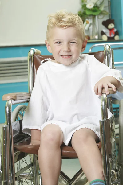 Adorabile bambino sulla sedia a rotelle in ospedale — Foto Stock