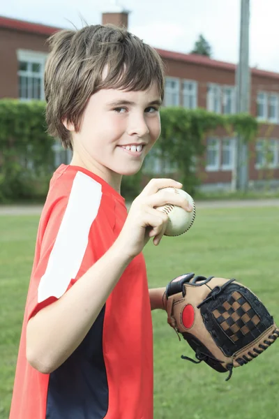 Ritratto di un giovane giocatore di baseball in un campo — Foto Stock