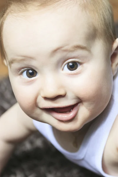 7 months baby boy smiling on floor — Stock Photo, Image