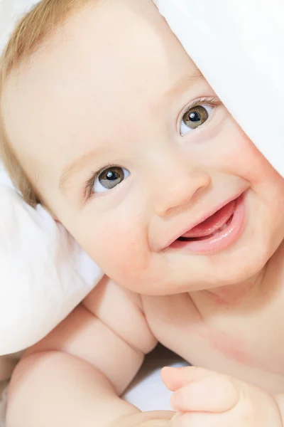 親のベッドの上で遊んで赤ちゃん男の子 — ストック写真