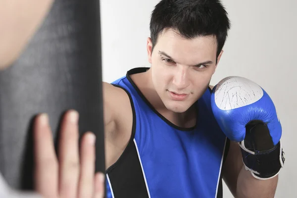 Un joven boxeador que entrena para su lucha Imagen De Stock