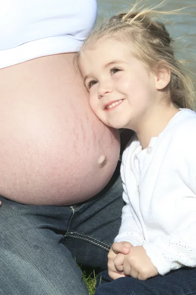 Eine glückliche schwangere Frau draußen mit ihrem Kind — Stockfoto