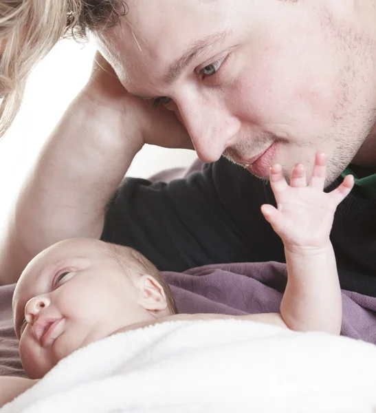 A beautiful couple with Baby on bed. — Stock Photo, Image