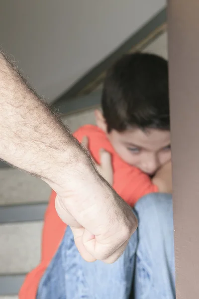 Ein trauriges Kind an der Seite der Treppe. — Stockfoto