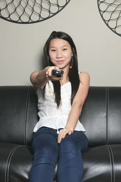 Bela menina retrato sentado no sofá de uma sala de estar — Fotografia de Stock