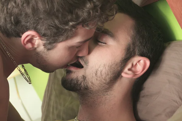 Сексуальная жизнь - гей-пара на кровати — стоковое фото