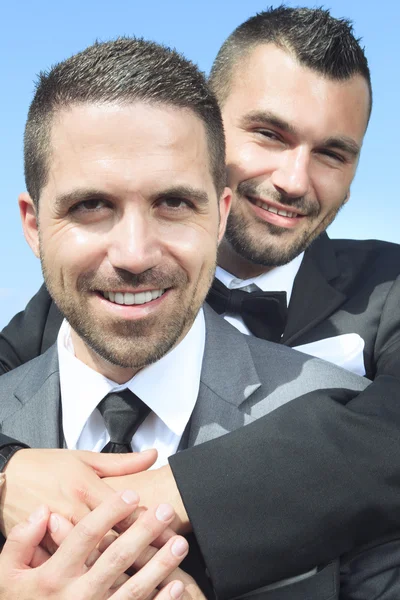 Liebendes homosexuelles männliches Paar am Hochzeitstag. — Stockfoto