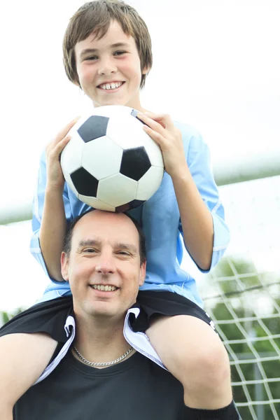 En ung fotboll spelare far — Stockfoto