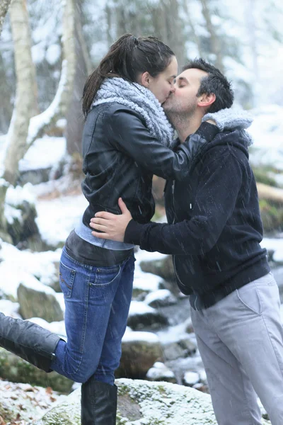 Una pareja divirtiéndose en el parque, en vacaciones de invierno — Foto de Stock