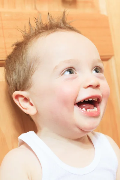 Glad 2 år gammal pojke. Kid är leende, flinande. — Stockfoto