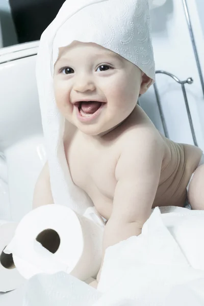 Niño rompiendo papel higiénico en el baño — Foto de Stock