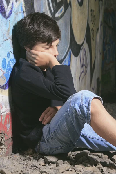 Una triste adolescente se deprime en un túnel — Foto de Stock