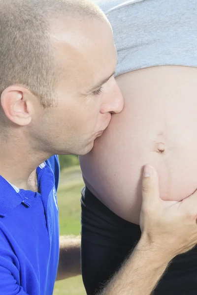 Ett porträtt av en gravid fru med sin make. — Stockfoto