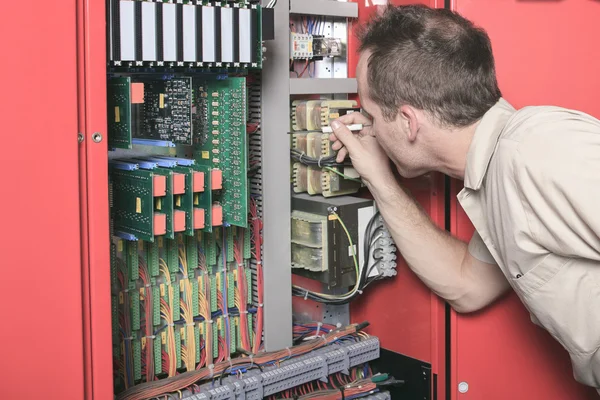 Técnicos de trabajadores maquinistas en el trabajo ajustando el ascensor con llave —  Fotos de Stock