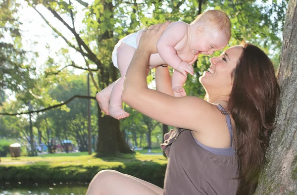 Mother with is baby on a beautiful forest — Stock Photo, Image