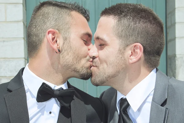 Aimer gay mâle couple sur leur mariage jour . — Photo