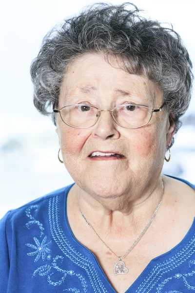 Ett porträtt av en 90 år gammal senior i är lägenhet — Stockfoto