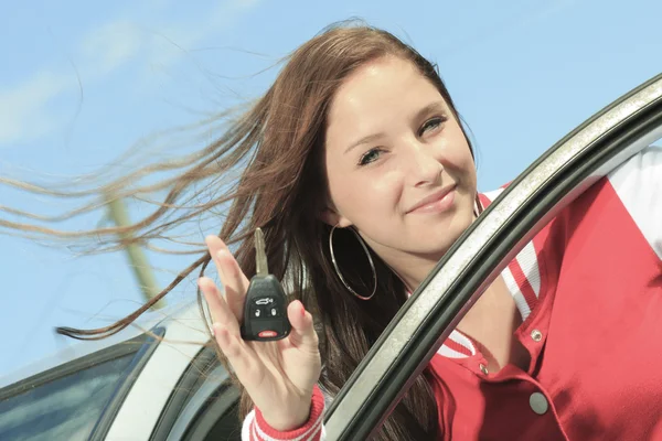 Heureux montrant les clés de voiture — Photo