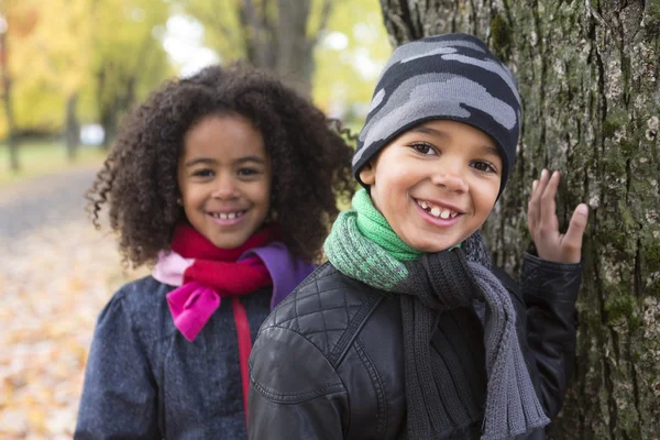 Childs on the leaf season. The autumn season — Stock Photo, Image