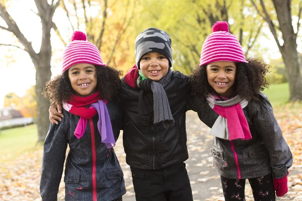 Childs en la temporada de hojas. La temporada de otoño —  Fotos de Stock