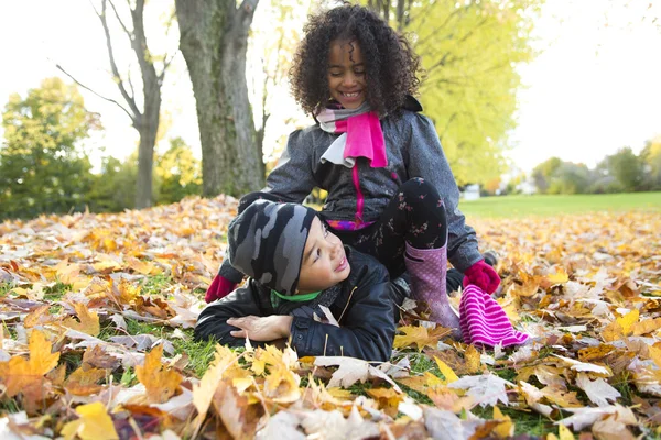 Childs on the leaf season. The autumn season — Stock Photo, Image