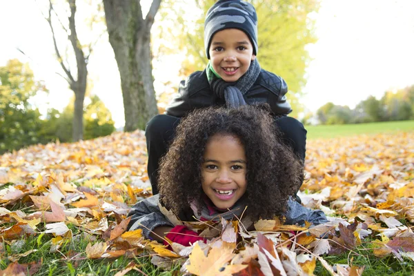 Childs op het blad seizoen. De herfst seizoen — Stockfoto