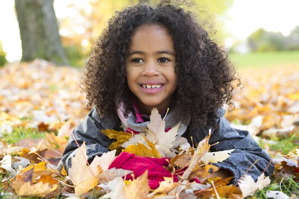 Kind op herfst seizoen portret — Stockfoto