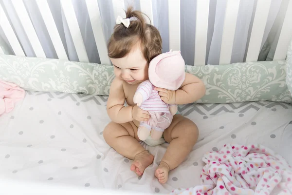 Säugling ruht und spielt in seinem kleinen Babybett — Stockfoto