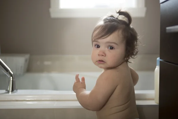 Ein Kleinkind im Badezimmer — Stockfoto