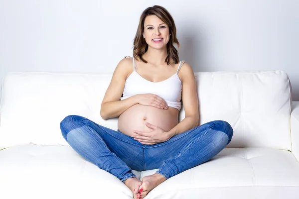 Hermoso Retrato de mujer embarazada joven — Foto de Stock