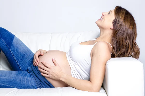 Mooi portret van jonge zwangere vrouw — Stockfoto