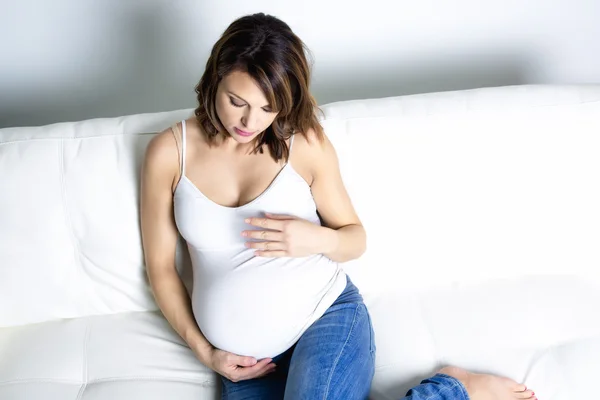 Mooi portret van jonge zwangere vrouw — Stockfoto