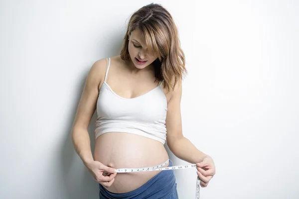 Piękny portret młodej kobiety w ciąży — Zdjęcie stockowe
