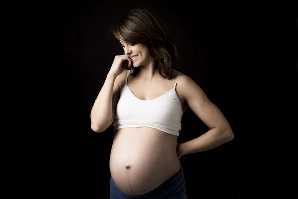 Красивый портрет молодой беременной женщины — стоковое фото