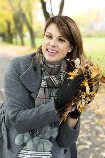 Piękna kobieta w ciąży w parku jesień — Zdjęcie stockowe