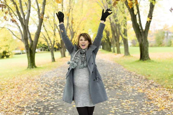 Hermosa mujer embarazada en el parque de otoño —  Fotos de Stock