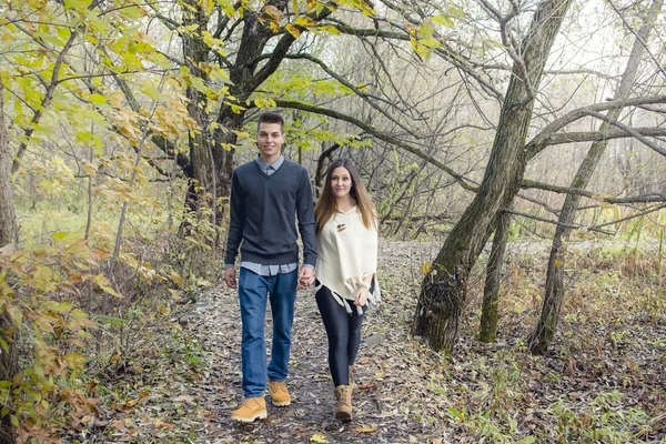 Adolescente casal no parque de outono — Fotografia de Stock