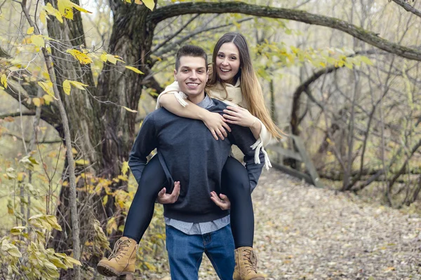 Teen par på hösten park — Stockfoto