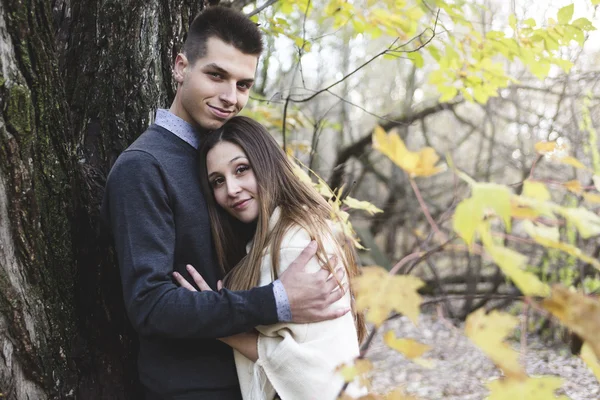 Teen couple at autumn park — Stock Photo, Image